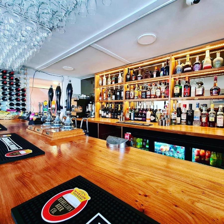 The Six Bells Hotel Beenham ภายนอก รูปภาพ
