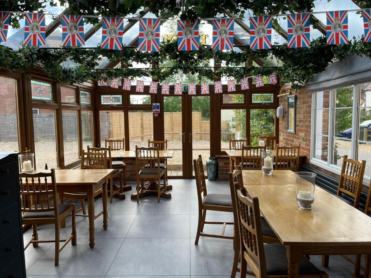 The Six Bells Hotel Beenham ภายนอก รูปภาพ