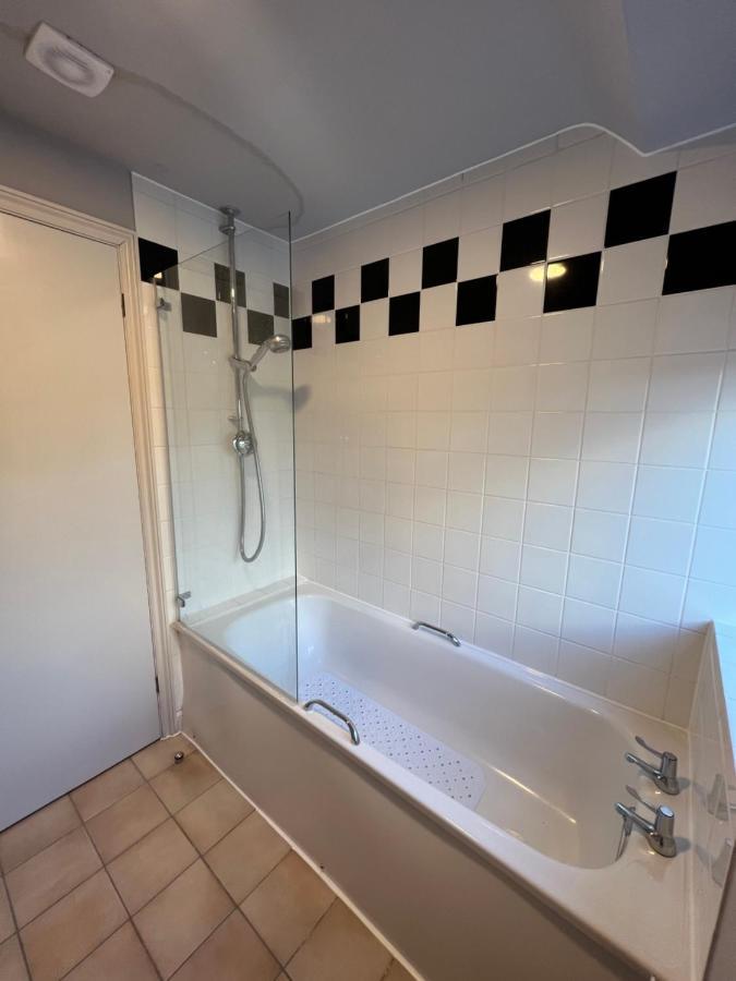 The Six Bells Hotel Beenham ภายนอก รูปภาพ